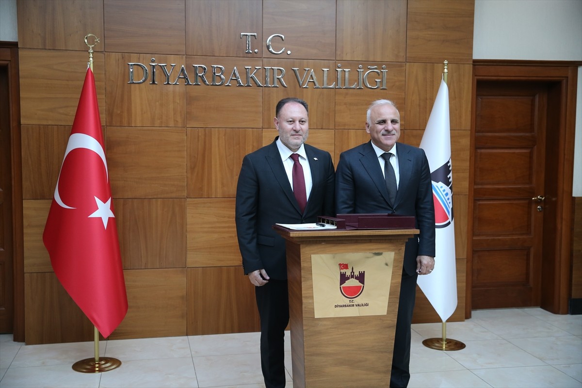 Kuzey Kıbrıs Türk Cumhuriyeti (KKTC) Cumhuriyet Meclisi Başkanı Ziya Öztürkler (sağda)...