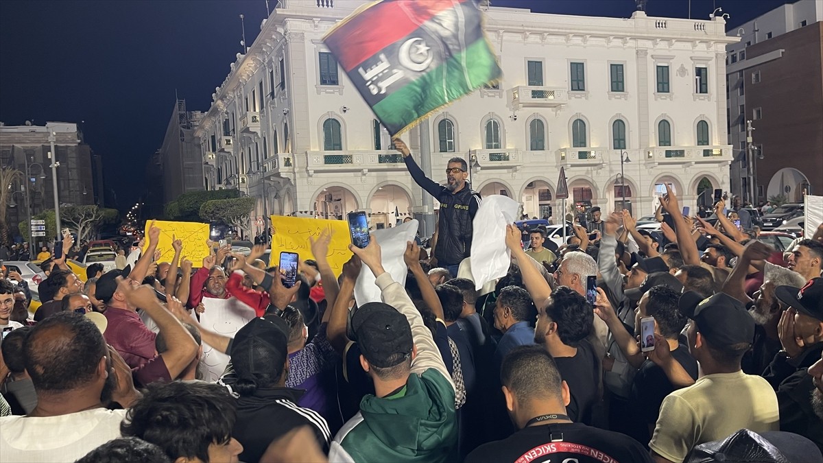 Libya'nın başkenti Trablus'ta yaşanan şiddet olaylarının ardından Şehitler Meydanı'nda düzenlenen...