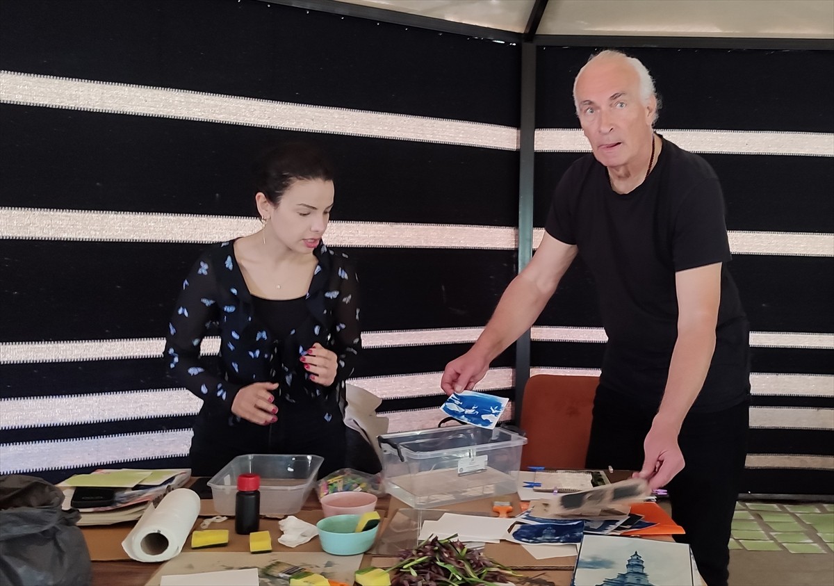 Litvanyalı fotoğraf sanatçısı Jonas Danielevicius (sağda), Samsun'un Salıpazarı ilçesindeki...