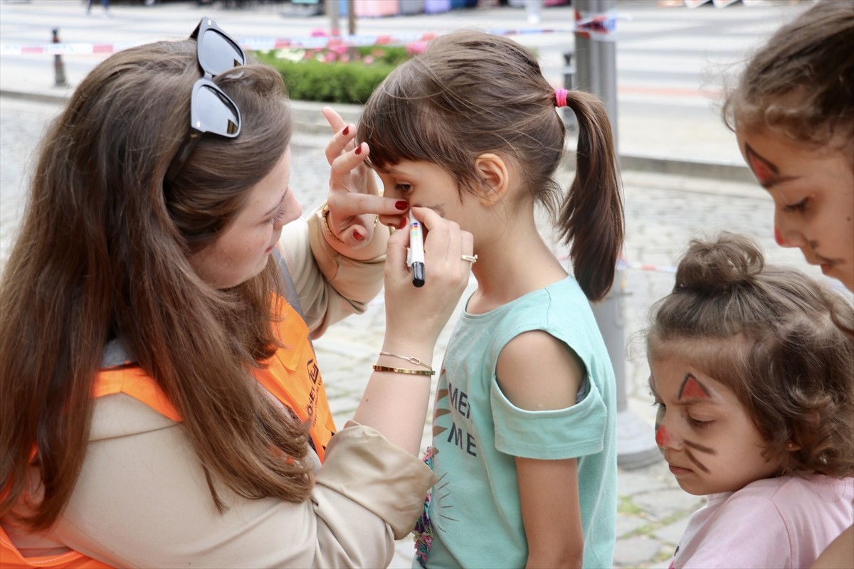 Lösemili Çocuklar Vakfının (LÖSEV) lösemili hastalar ve ailelerine yardım dağıtan "İyilik Tırı"...