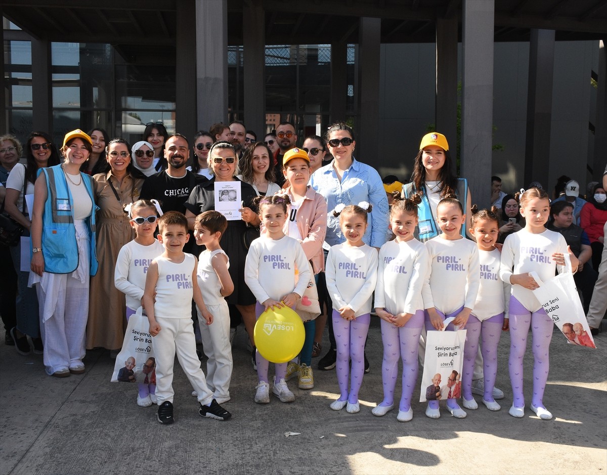 Lösemili Çocuklar Vakfının (LÖSEV) lösemili hastalar ve ailelerine yardım dağıtan "İyilik Tırı"...