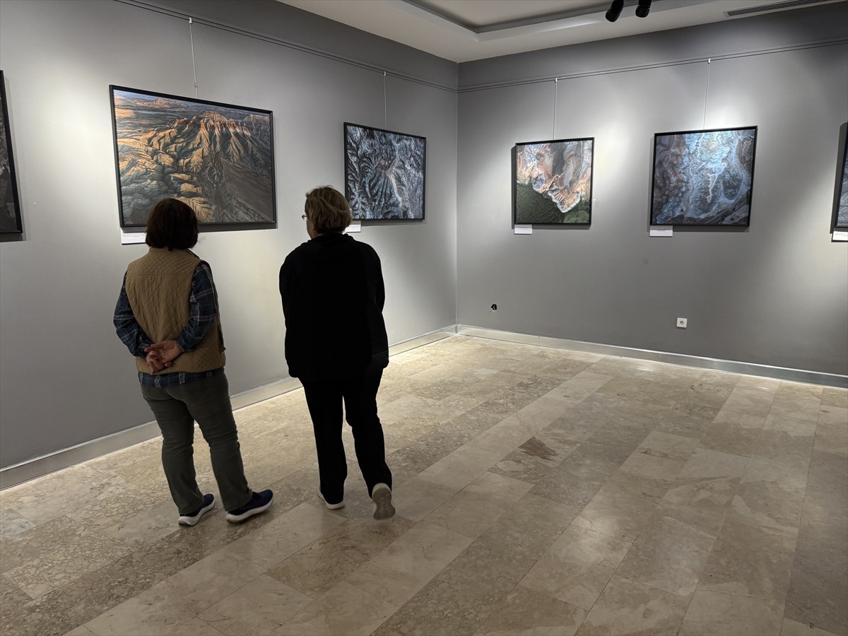 Macar fotoğrafçı Milan Radisics’in su yollarını belgelediği fotoğraflardan oluşan “Ayak İzlerimiz”...