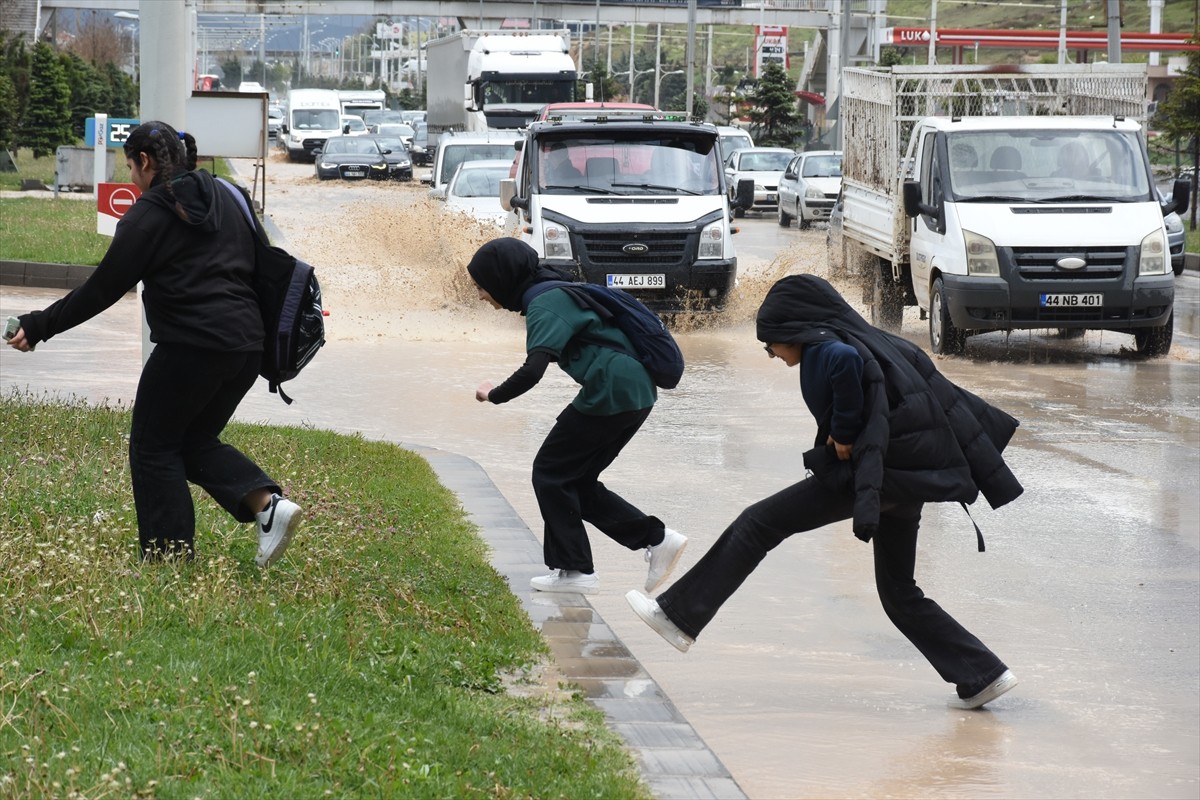 Malatya'da etkili olan sağanak ve dolu hayatı olumsuz etkiledi. 