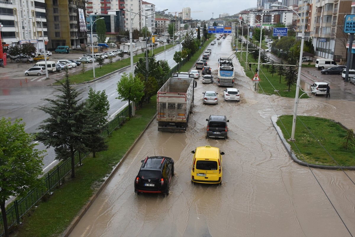 Malatya'da etkili olan sağanak ve dolu hayatı olumsuz etkiledi. 