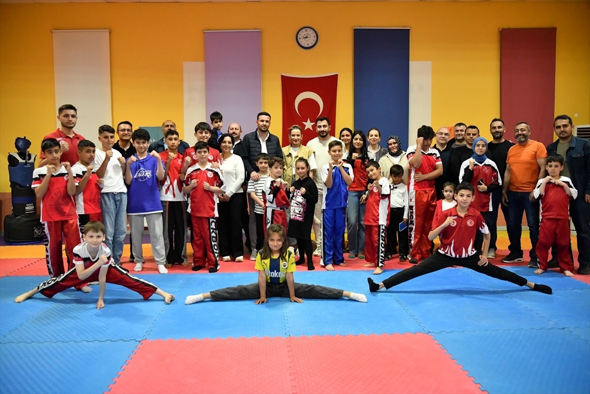 Malatyalı milli boksör Hatice Akbaş, Yeşilyurt Belediyesi Kick Boks Takımı sporcularıyla...