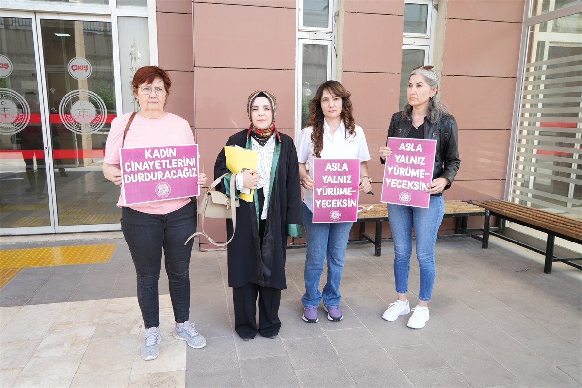 Manisa'da restoranda çalışan bir kadını öldürdüğü ve diğerini yaraladığı gerekçesiyle yargılanan...