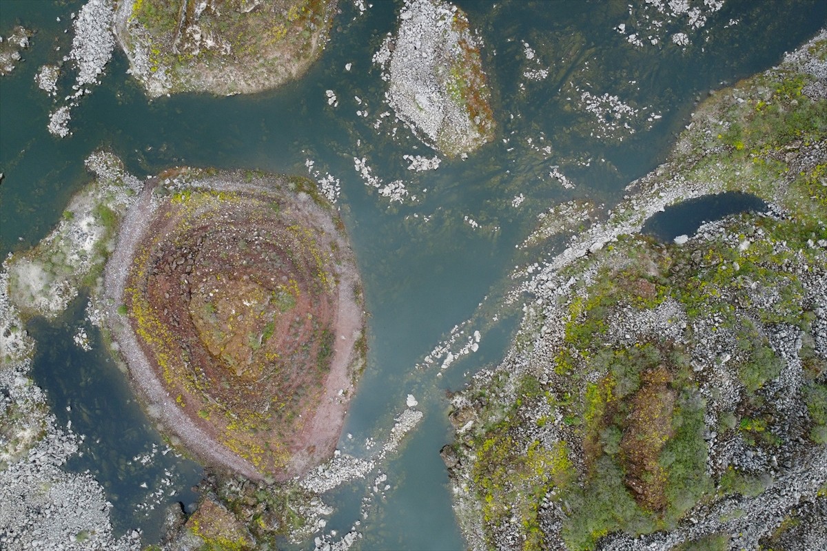 Manisa'nın Salihli ilçesindeki Demirköprü Barajı kıyısındaki lav kalıntıları, üzerinde yuvalanan...