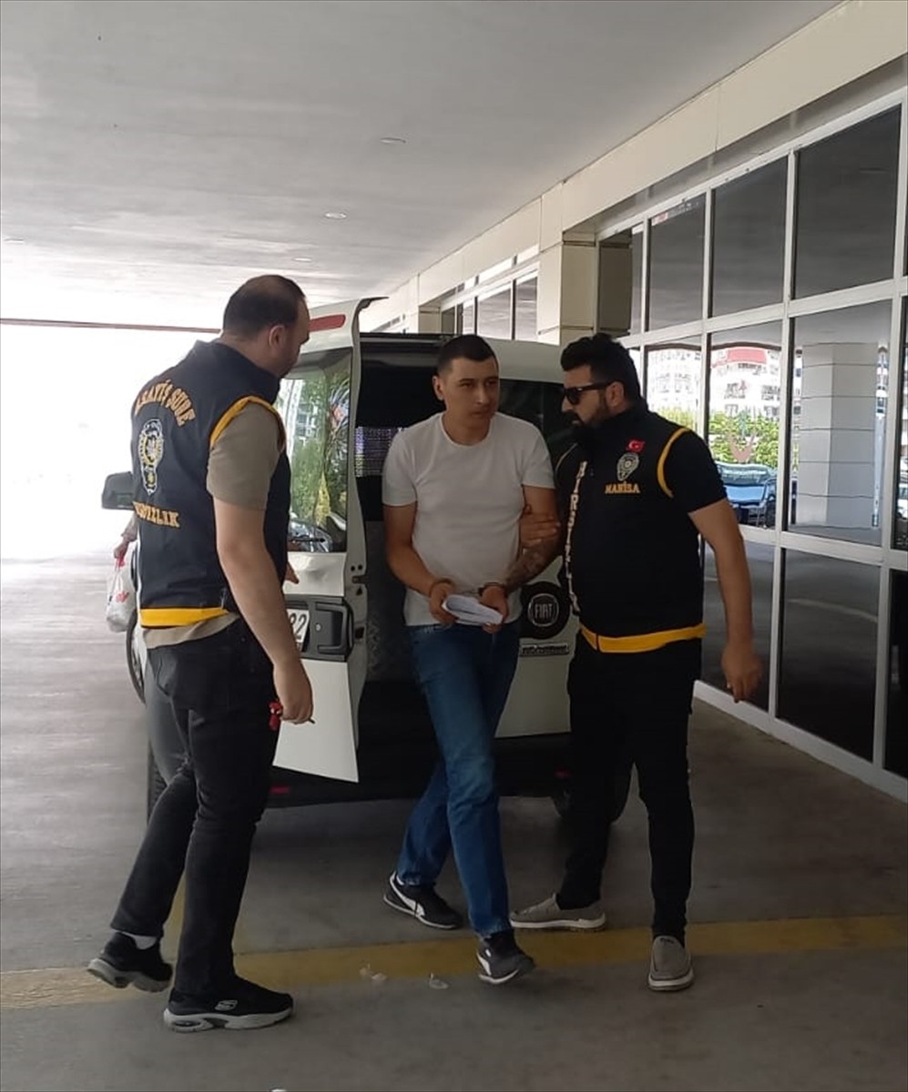 Manisa'nın Şehzadeler ilçesinde, hacamat yaptıkları kişinin anahtarını kopyalayıp evindeki...