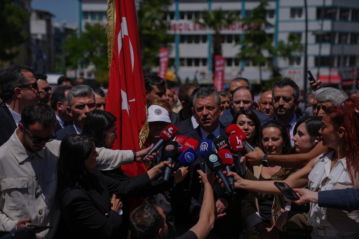 Manisa'nın Soma ilçesindeki maden faciasının anma etkinliklerine katılan CHP Genel Başkanı Özgür...