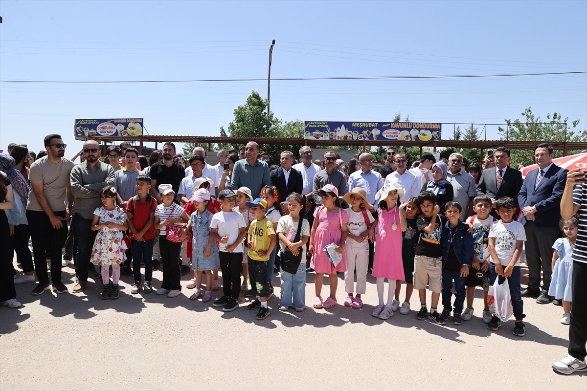 Mardin'in tarihi yapılarını resmeden öğrencilerin eserleri, Dara Antik Kenti'nde düzenlenen...