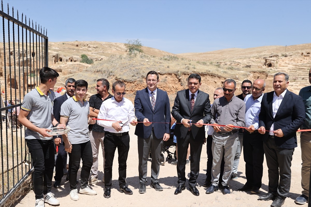 Mardin'in tarihi yapılarını resmeden öğrencilerin eserleri, Dara Antik Kenti'nde düzenlenen...