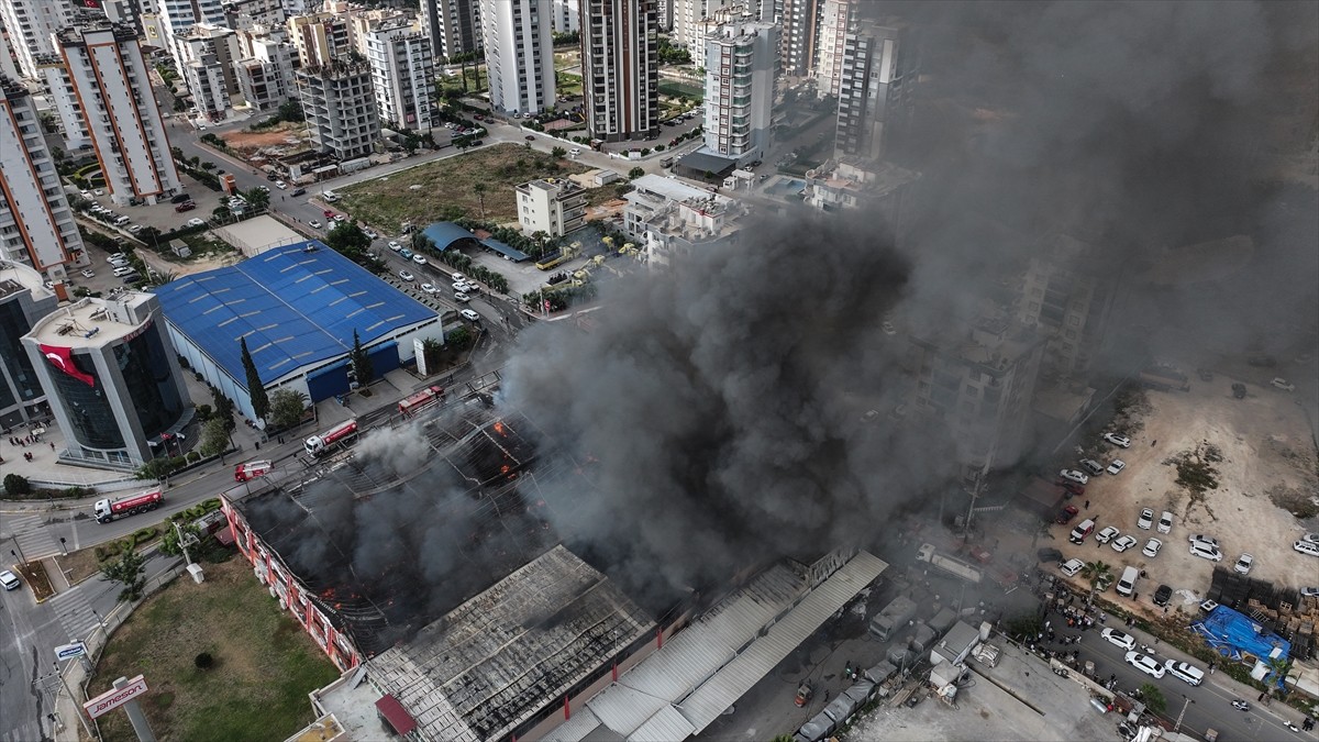 Mersin'in merkez Toroslar ilçesinde ses ve görüntü sistemleri üretilen fabrikada çıkan yangına...