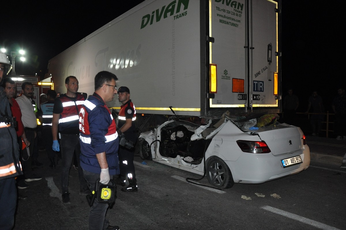 Mersin'in Silifke ilçesinde yol kenarında duran tıra çarpan otomobildeki 2 kişi hayatını...