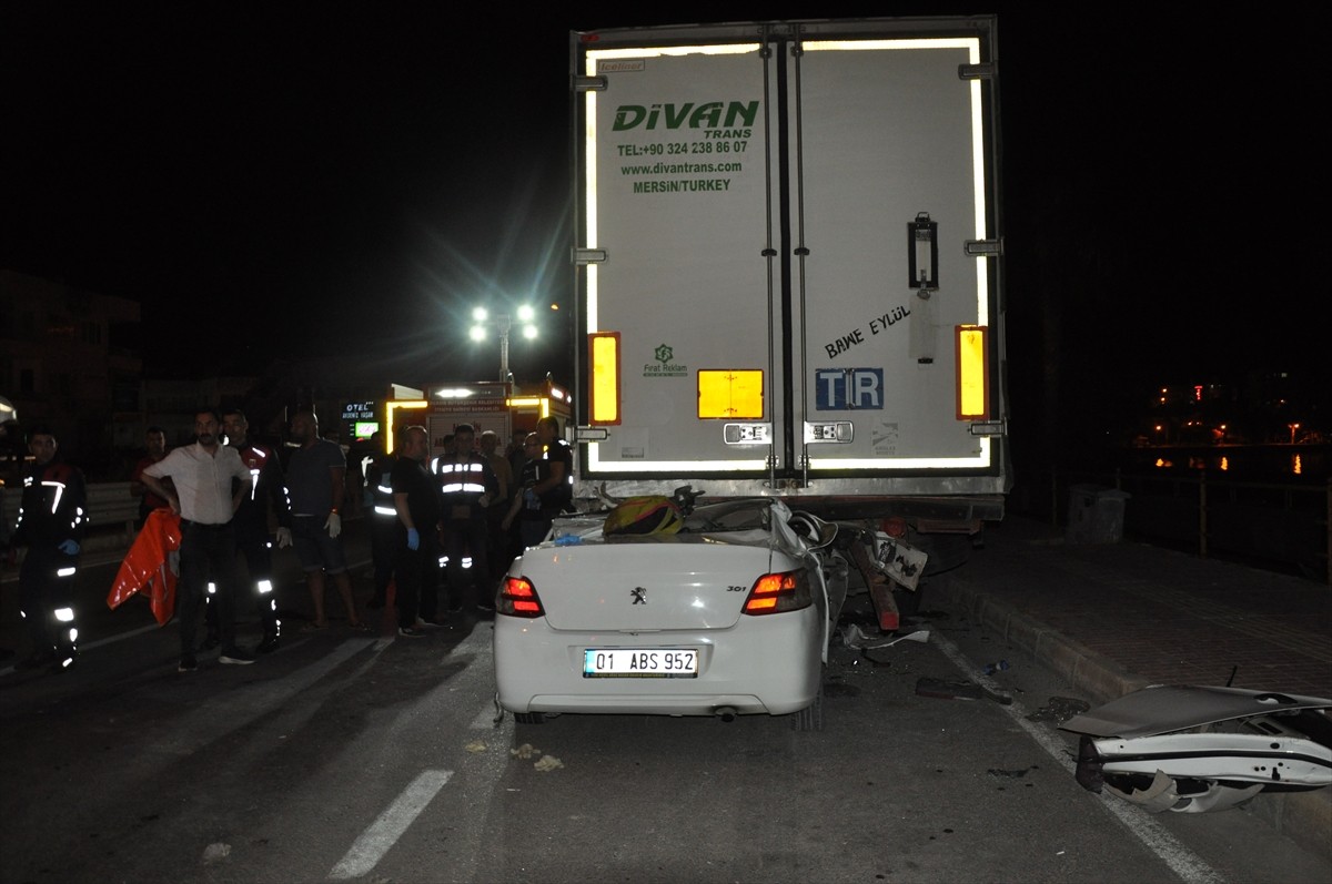 Mersin'in Silifke ilçesinde yol kenarında duran tıra çarpan otomobildeki 2 kişi hayatını...