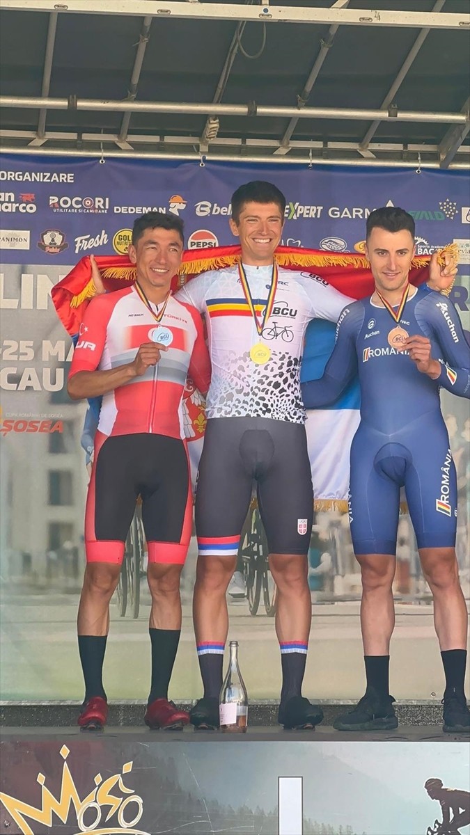 Milli bisikletçiler Ahmet Örken ve Ege Erülkü (solda), Romanya'da devam eden 2025 Balkan Yol...