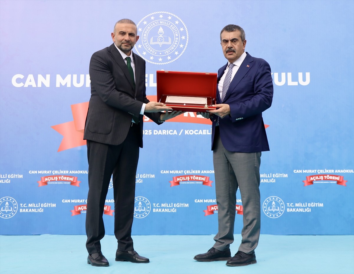 Milli Eğitim Bakanı Yusuf Tekin, Darıca'da hayırsever Cem Hikmet Çeliker ve Yasin Altay tarafından...