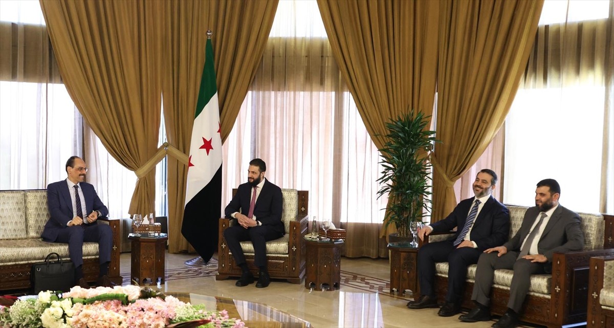 Milli İstihbarat Teşkilatı (MİT) Başkanı İbrahim Kalın, Suriye Cumhurbaşkanı Ahmed Şara (sol 2)...