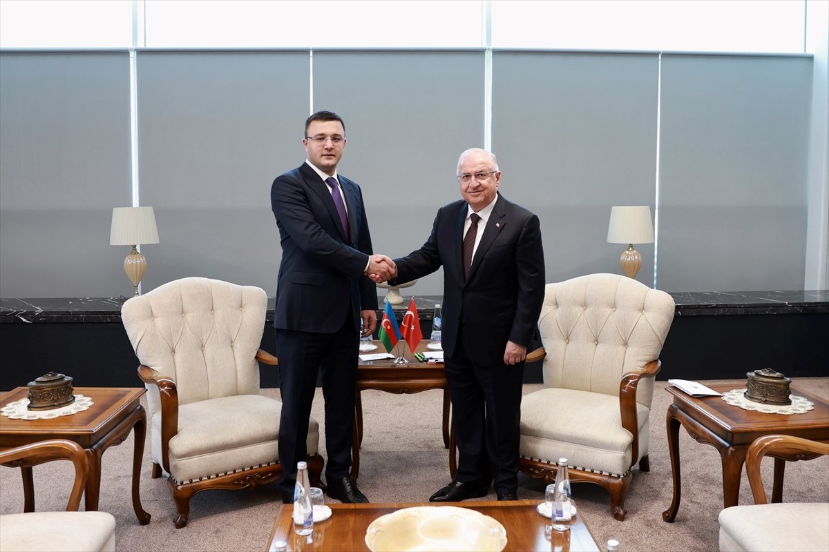 Milli Savunma Bakanı Yaşar Güler (sağda), Azerbaycan Savunma Bakan Yardımcısı Agil Gurbanov'u...
