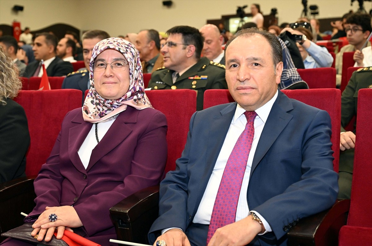 Milli Savunma Bakanlığı (MSB) Armoni Mızıkası Komutanlığı, Afyonkarahisar'da sahneye...