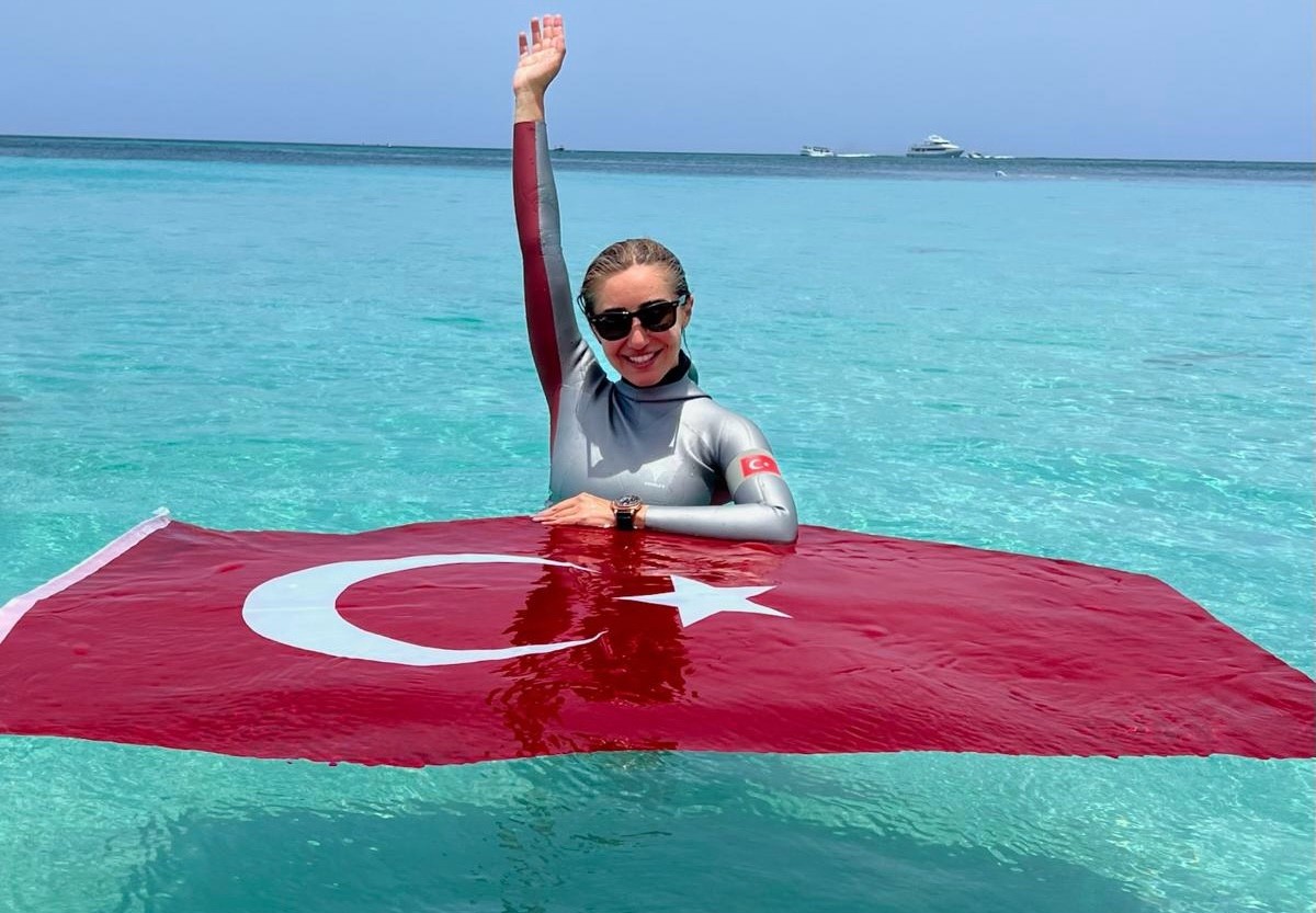 Milli sporcu Şahika Ercümen, Dominika'da düzenlenen Uluslararası Serbest Dalış Turnuvası'nda 3...