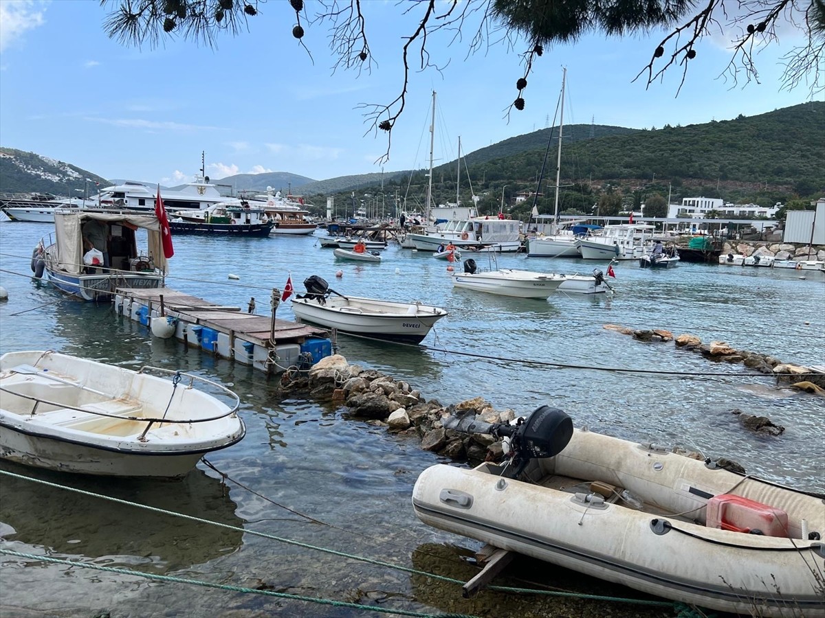 Muğla'nın Bodrum ilçesinde denizdeki tonozlar ve terk edilmiş tekneler kaldırıldı. Yapılan...