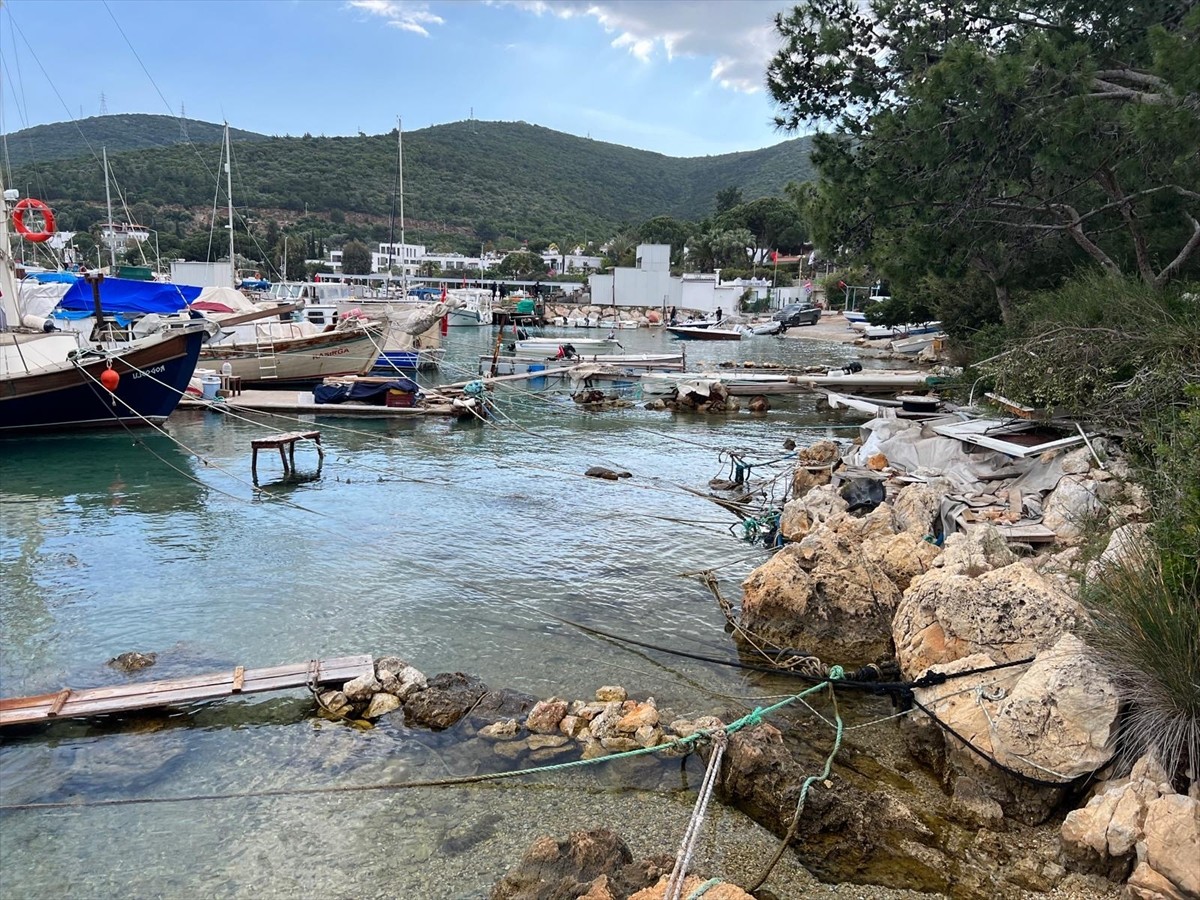 Muğla'nın Bodrum ilçesinde denizdeki tonozlar ve terk edilmiş tekneler kaldırıldı. Yapılan...
