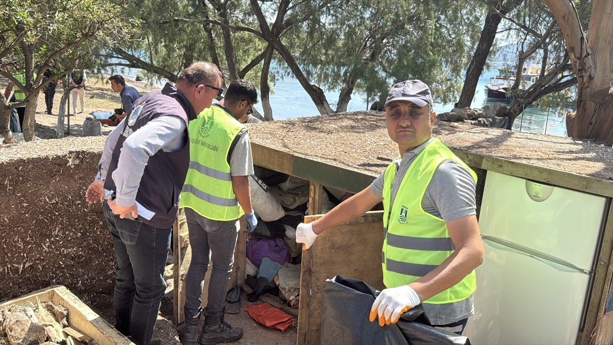 Muğla'nın Bodrum ilçesinde, doğal sit alanı ve kesin korunacak hassas bölgedeki kaçak yapı...