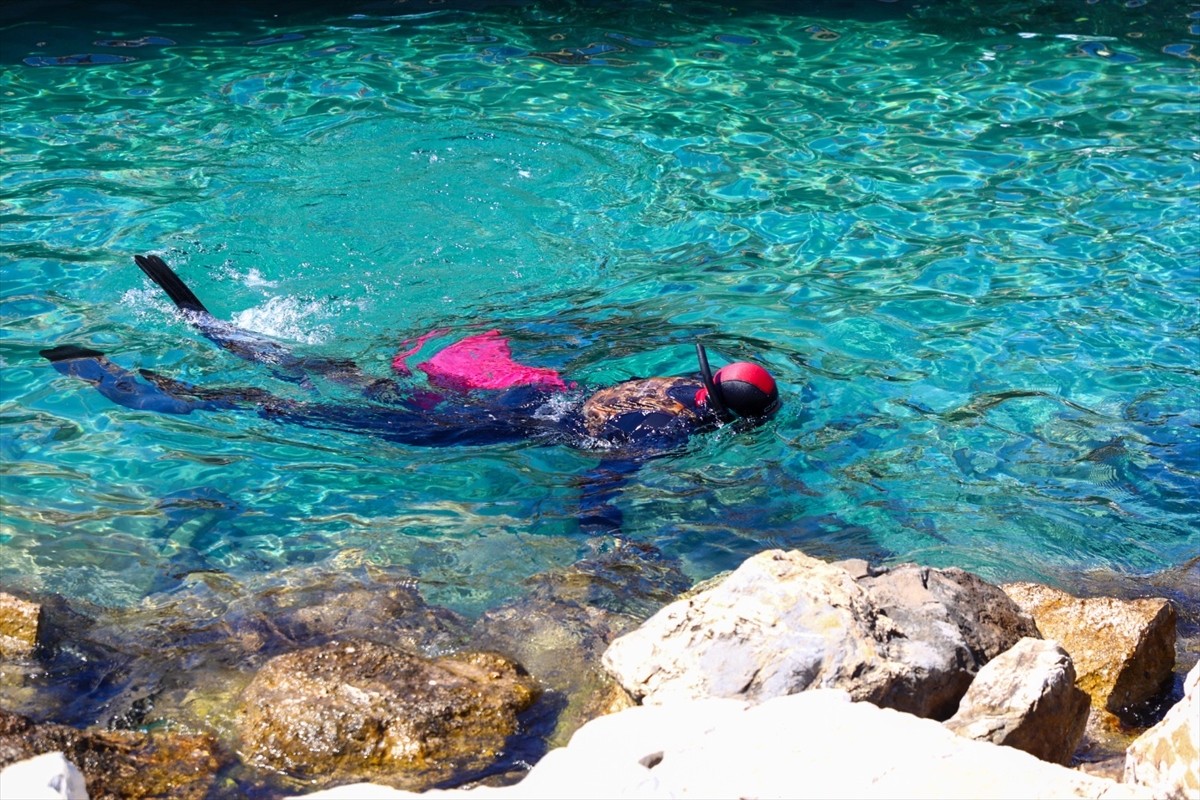 Muğla'nın Bodrum ilçesinde düzenlenen etkinlikte dalgıçlar, deniz dibindeki atıkları çıkardı....
