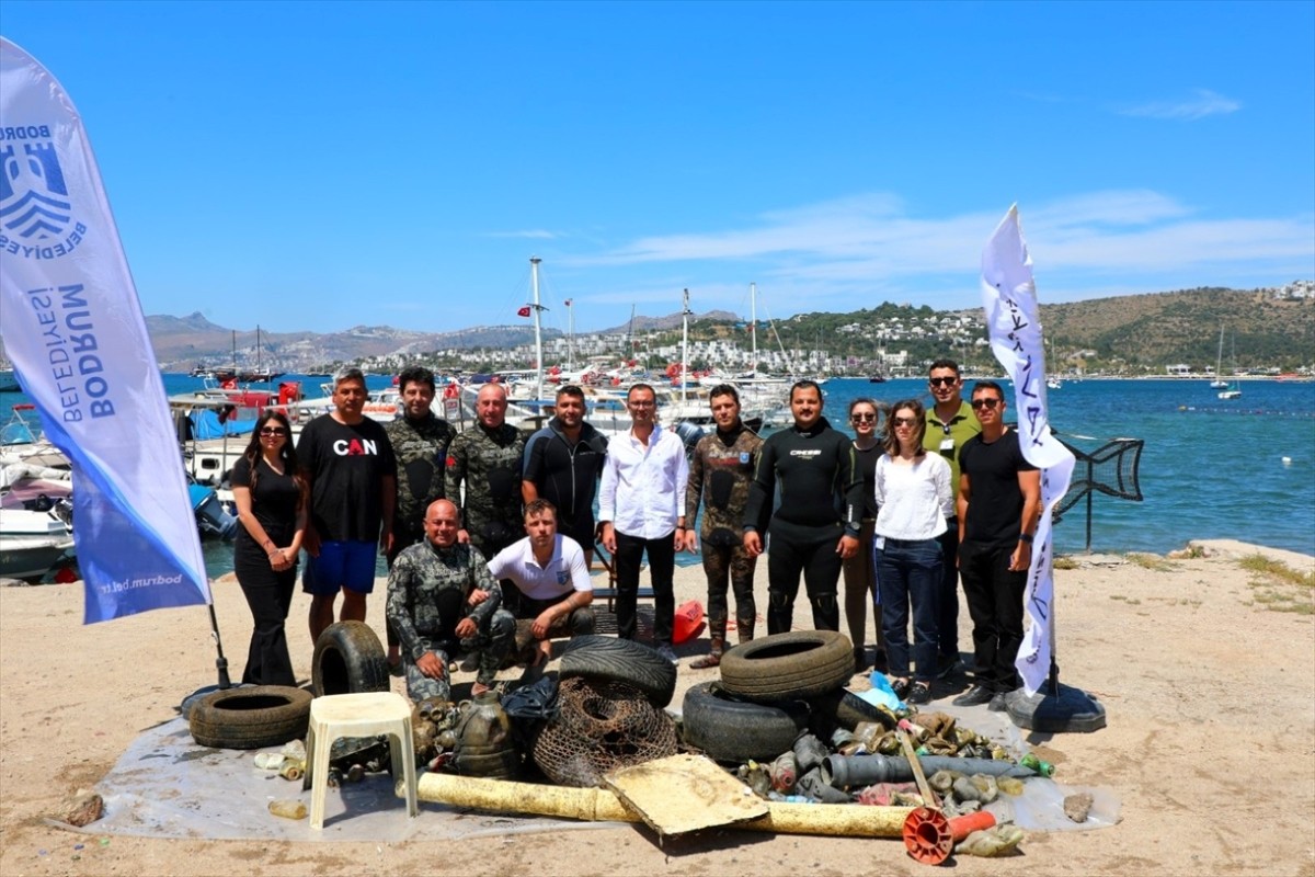 Muğla'nın Bodrum ilçesinde düzenlenen etkinlikte dalgıçlar, deniz dibinden 223 kilogram atık...