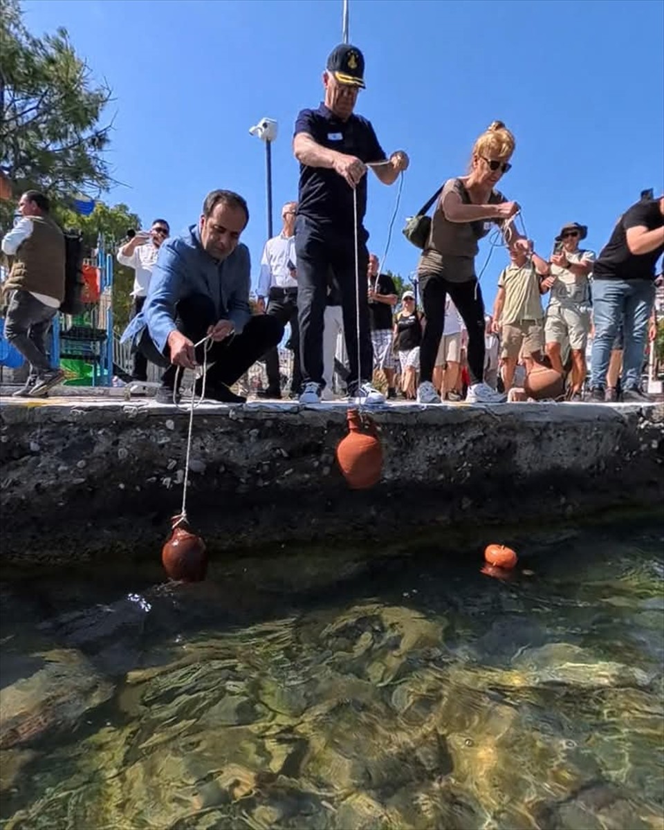 Muğla'nın Datça ilçesinde düzenlenen Akdeniz'den Ege'ye Dostluk ve Doğa Yürüyüşü'nde Akdeniz'den...