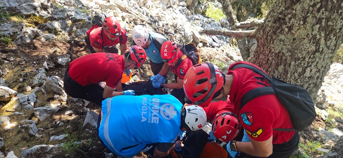 Muğla'nın Fethiye ilçesinde kayalık alana düşen Alman uyruklu yamaç paraşütü pilotu yaşamını...