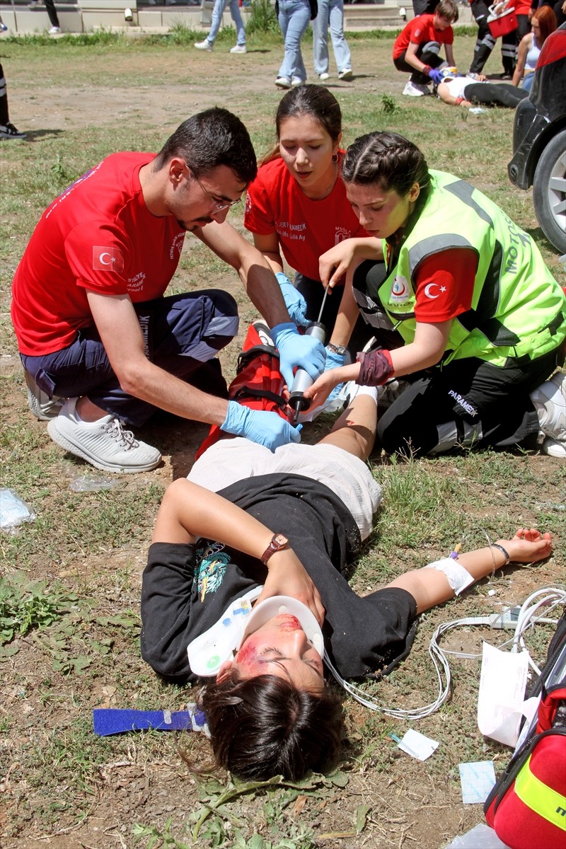 Muğla'nın Fethiye ilçesinde üniversitede yapılan afet ve acil durum uygulama tatbikatı gerçeğini...