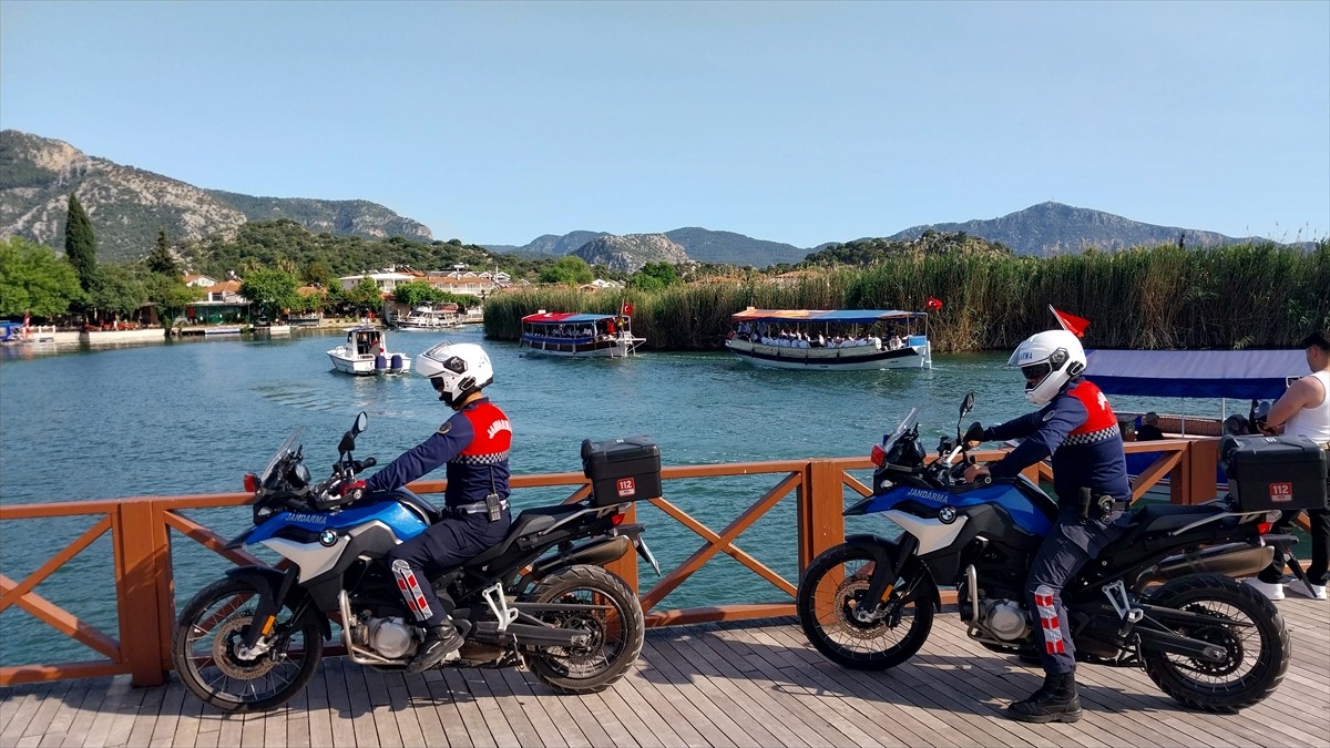 Muğla'nın Ortaca ilçesinde 19 Mayıs Atatürk'ü Anma Gençlik ve Spor Bayramı, teknelerde bando...