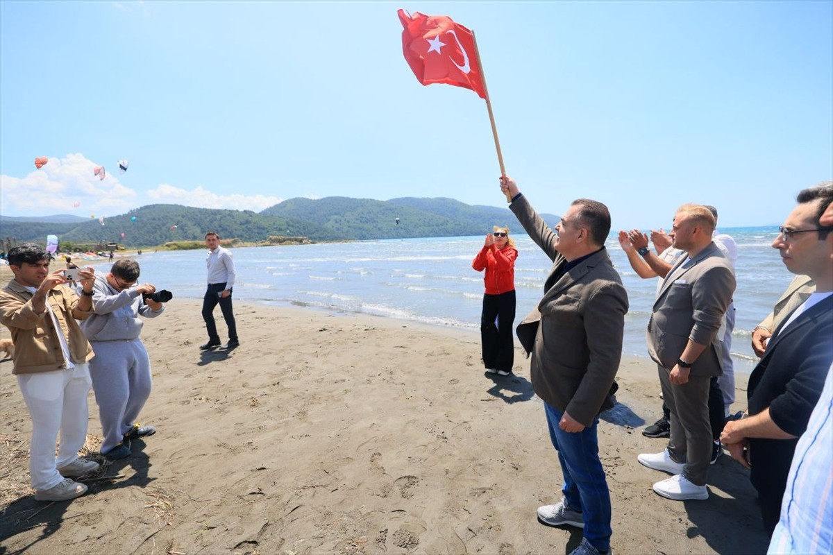Muğla'nın Ula ilçesindeki Gökova Körfezi'nde, rüzgar ve uçurtma sörfü yapan sporcuların 19 Mayıs...