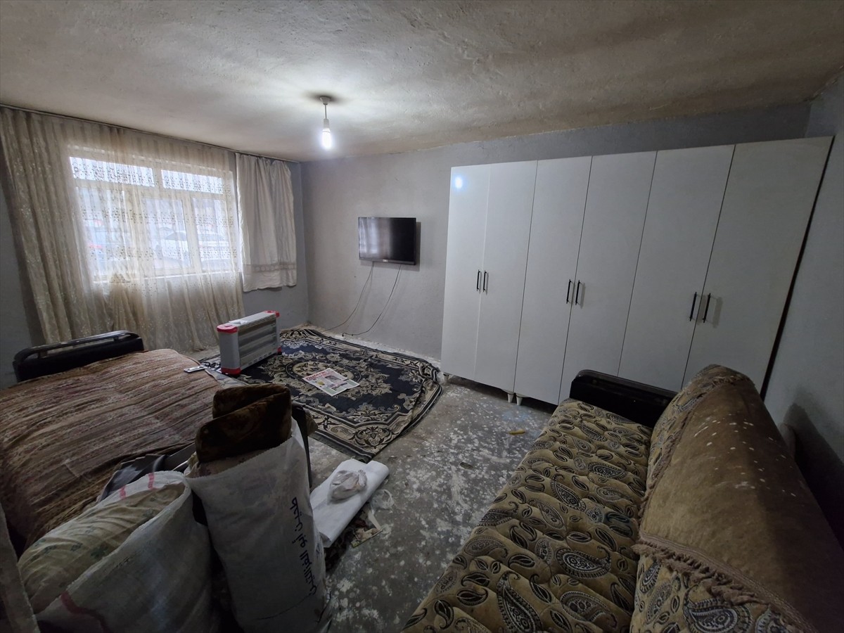 Muş'ta anne ve babalarını kaybeden 3 engellinin yaşadığı ev, Vali Avni Çakır'ın talimatıyla...