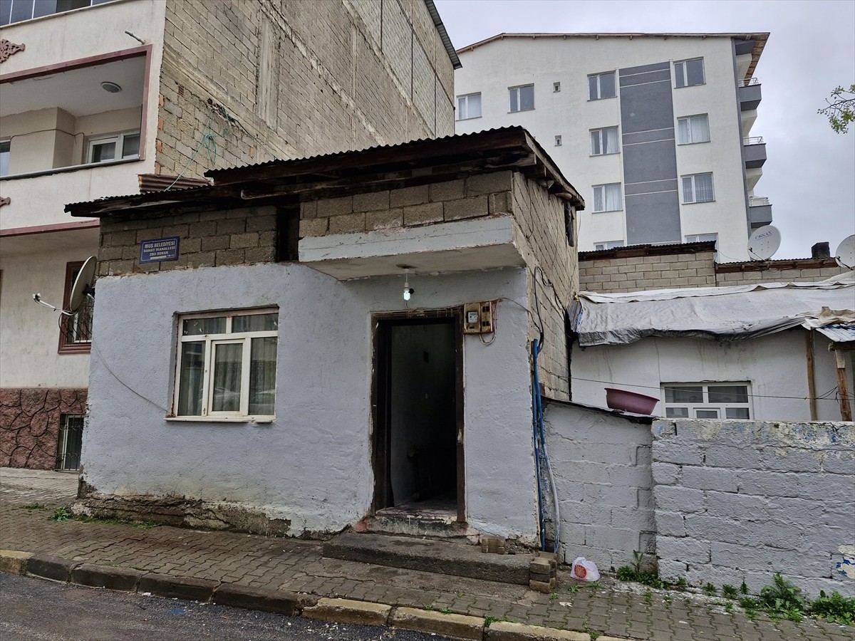 Muş'ta anne ve babalarını kaybeden 3 engellinin yaşadığı ev, Vali Avni Çakır'ın talimatıyla...