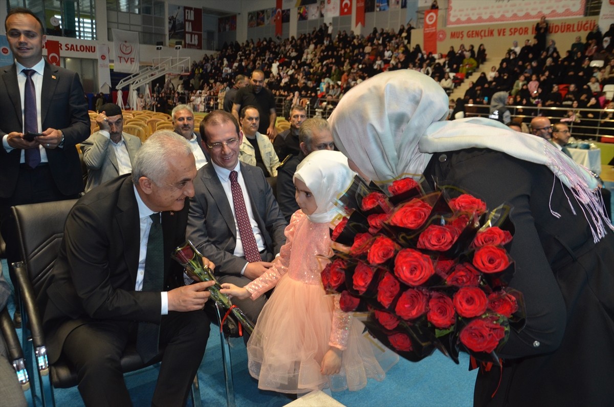 Muş'ta hafızlık eğitimini tamamlayan 300 öğrenci için icazet töreni düzenlendi.