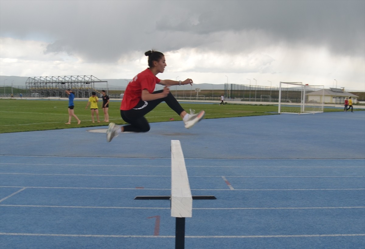 Muş'ta milli atlet Derya Kunur, her gün 30 kilometre koşarak Avrupa 10.000 Metre Kupası'na...