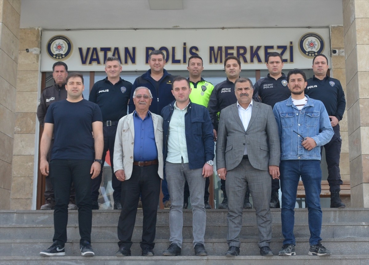 Muş'un Bulanık ilçesinde polis memurlarının gece devriyesi sırasında karşılaşarak hastaneye...