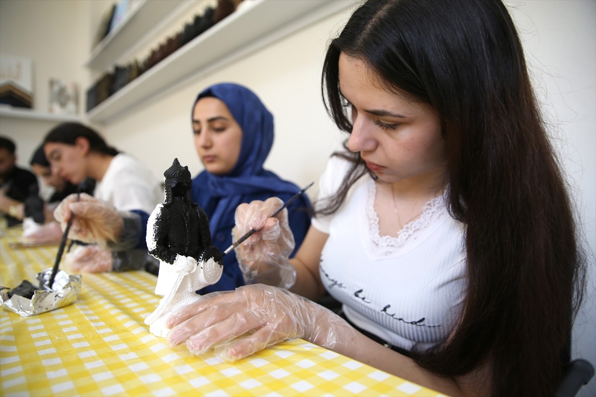 Muş Alparslan Üniversitesi bünyesindeki Genç Ofis'te öğrenciler, Sultan Alparslan'ın zırhı ve...