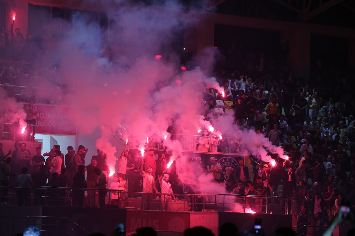 Muşspor'un Nesine 2. Lig'e yükselmesi kentte coşkuyla kutlandı. Muş Şehir Stadyumu'nda...