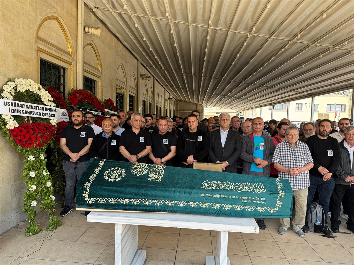 Müteferrika Sahaf'ın sahibi İsmail Lütfü Seymen'in cenazesi, Söğütlüçeşme Camisi'nde öğle namazını...