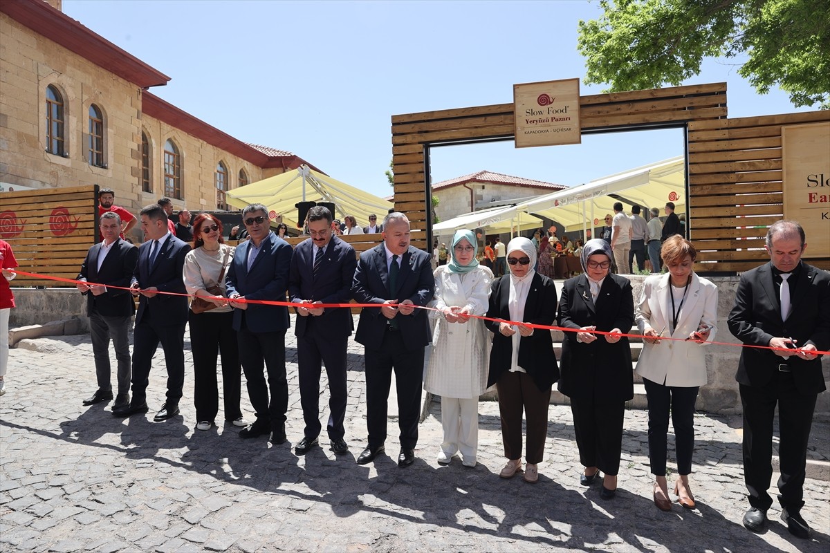 Nevşehir'in Uçhisar beldesinde "Slow Food Yeryüzü Pazarı" açıldı. Yerleşke yakınında kurulan...