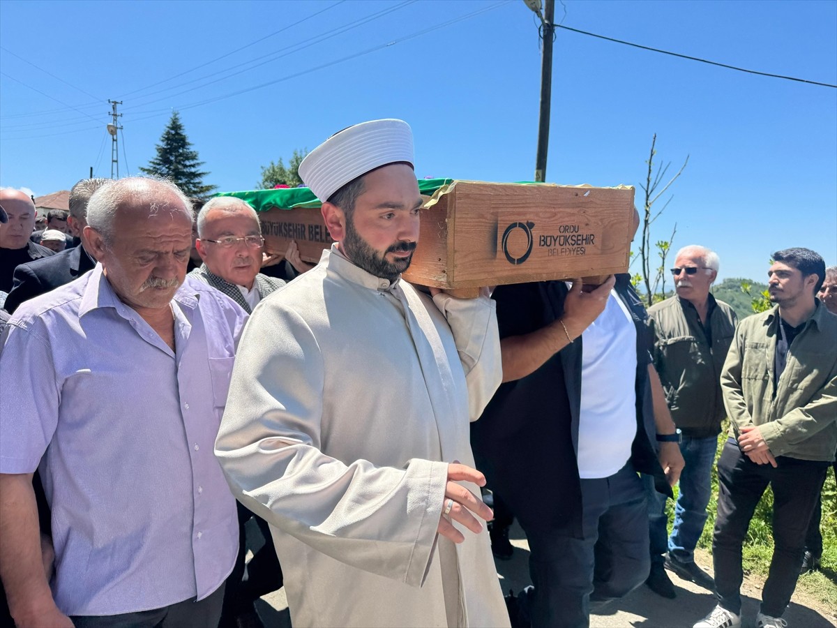Ordu'da denizde boğulma tehlikesi geçiren ve kaldırıldığı hastanede yaşamını yitiren lise...