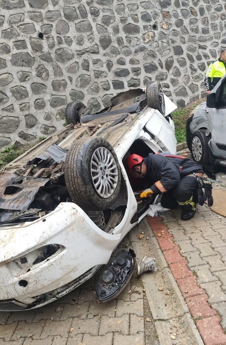 Ordu'da otomobilin istinat duvarından site bahçesine düşmesi sonucu 1 kişi hayatını kaybetti.