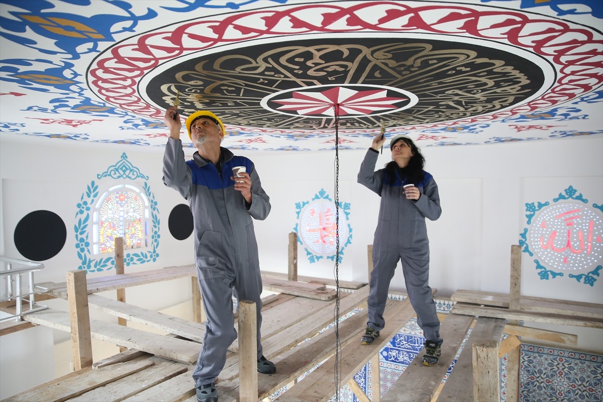 Ordu'da yaşayan nakkaş Ersin ve Kübra Saraç çifti, 6 yıldır cami duvarlarını çeşitli motiflerle...