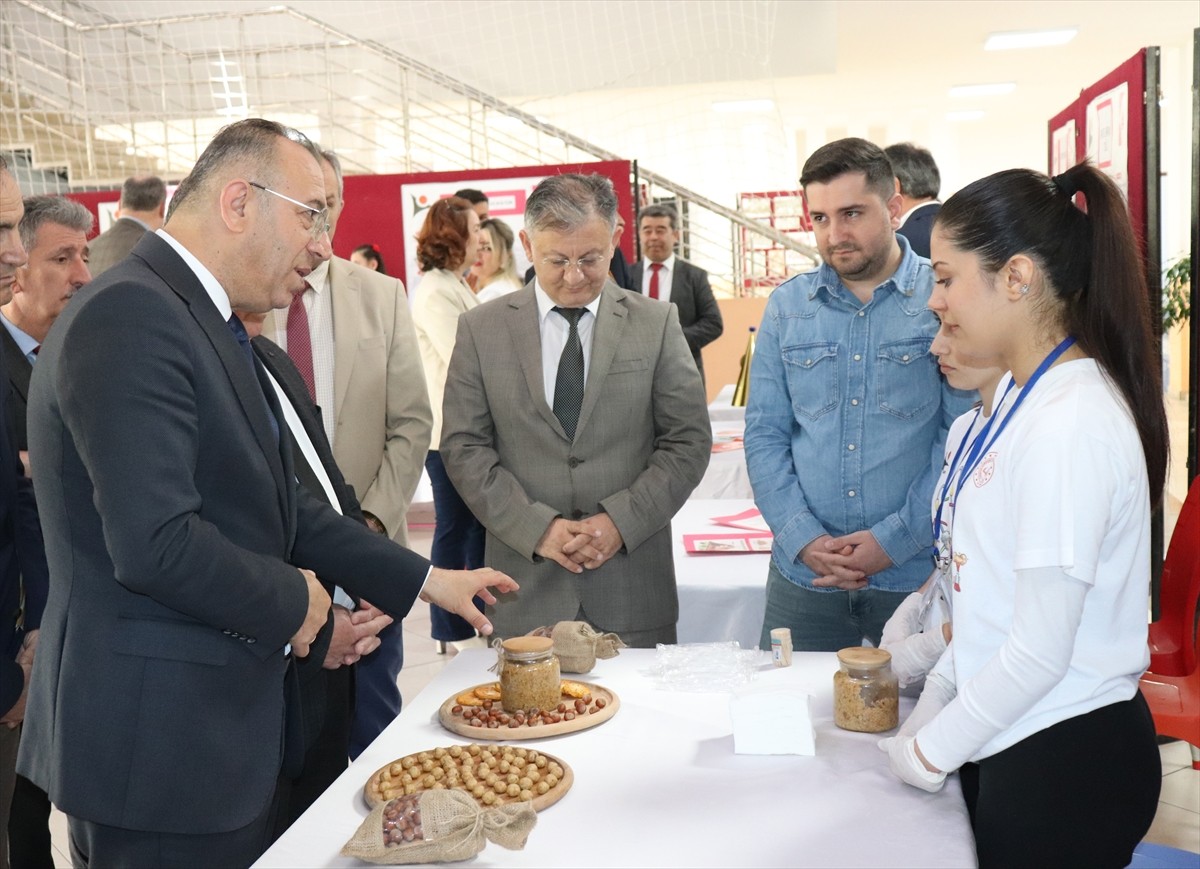 Ordu'nun Ünye ilçesinde 3. TÜBİTAK 4006 Bilim Fuarı açıldı. Arif Nihat Asya Mesleki ve Teknik...