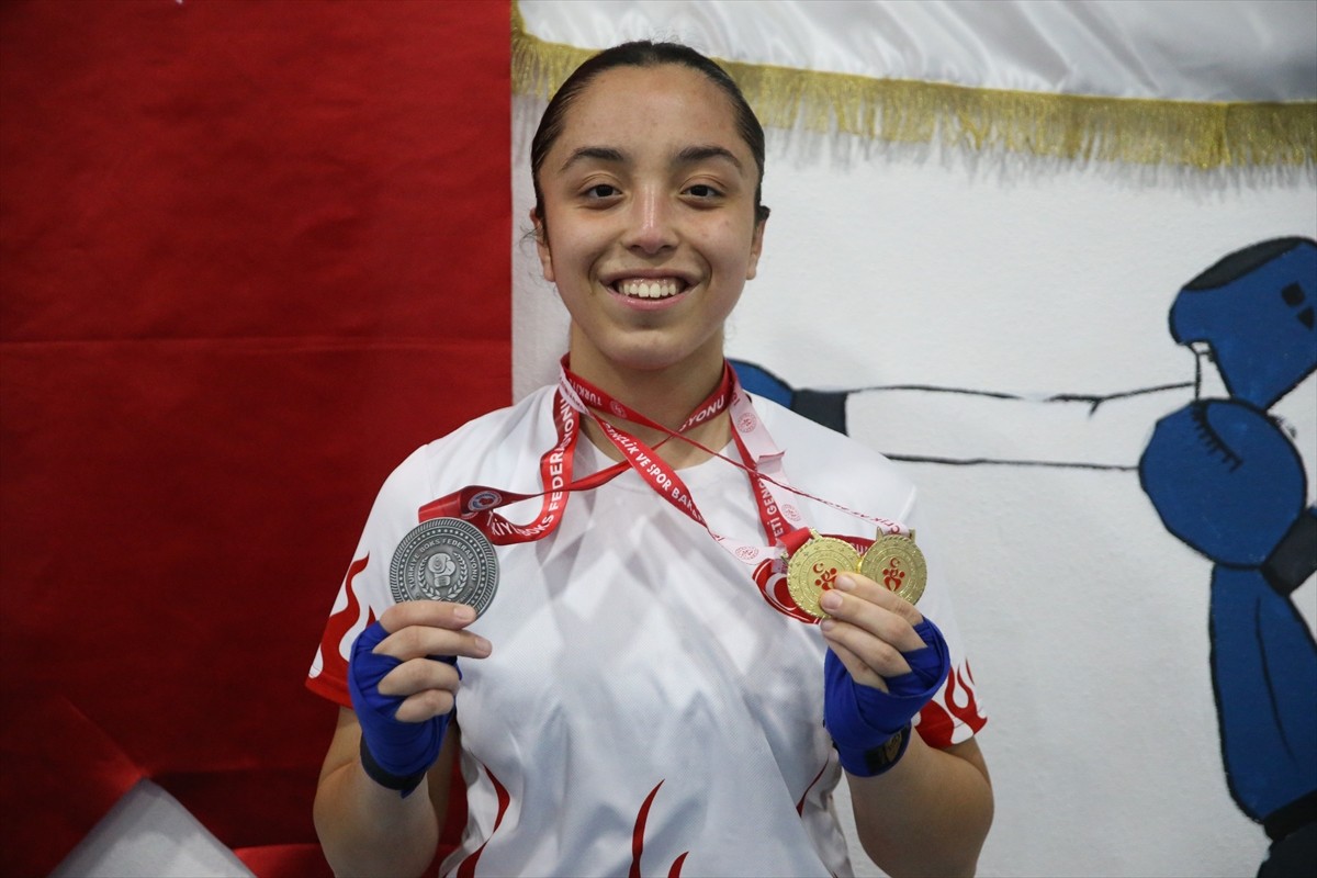 Ordulu milli boksör Sudenaz Dokgöz (solda), daha önce minikler ve yıldızlar kategorilerinde elde...