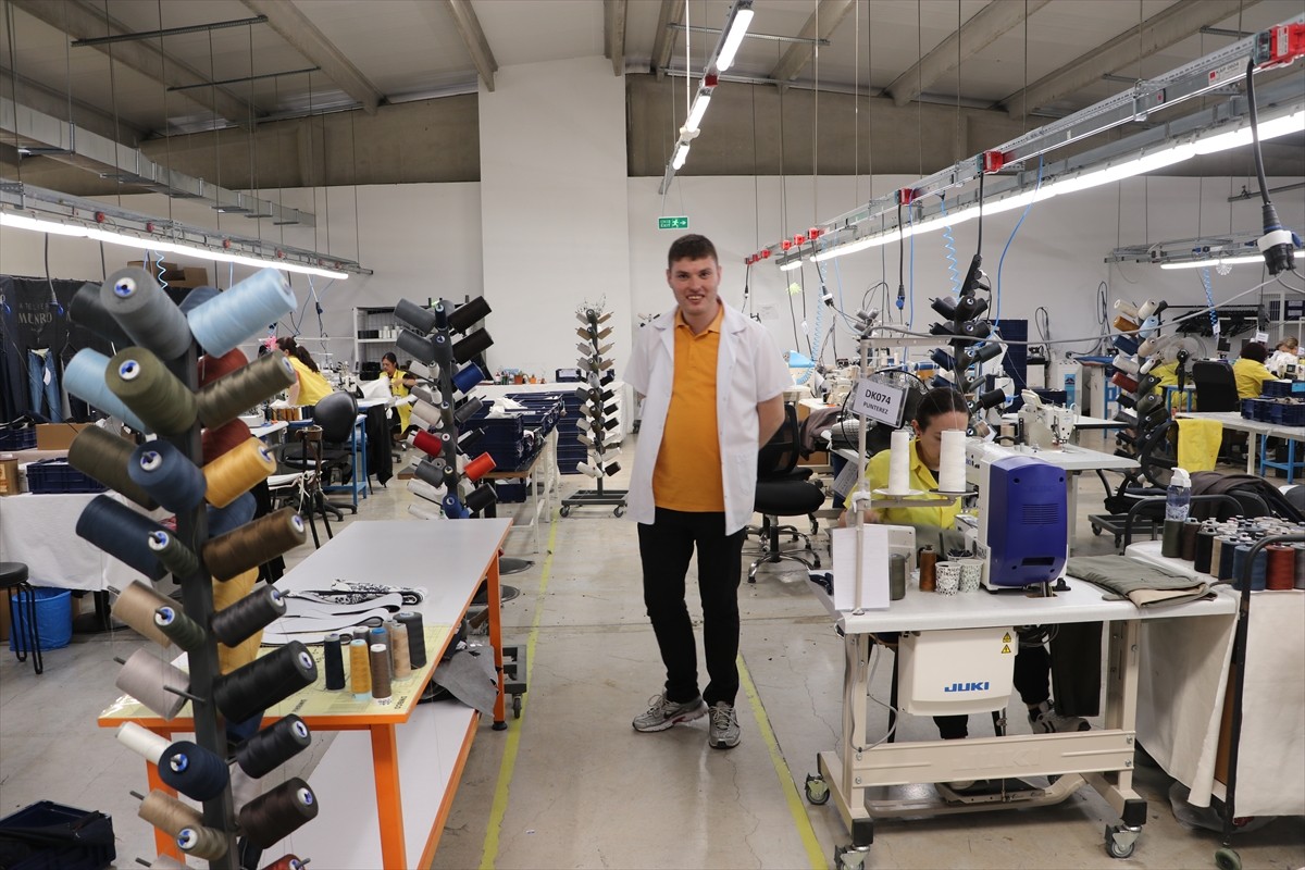 Otizmli 28 yaşındaki Kaan Ayten (fotoğrafta), Tekirdağ'da Türkgücü Organize Sanayi Bölgesi'nde...