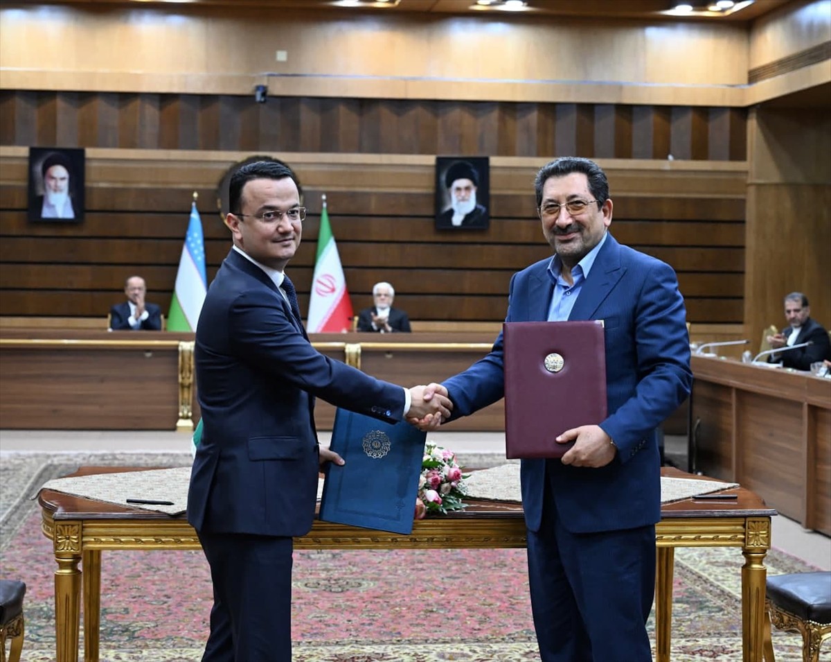 Özbekistan Başbakanı Abdulla Aripov (solda), Tahran'daki temasları sırasında İran Cumhurbaşkanı...